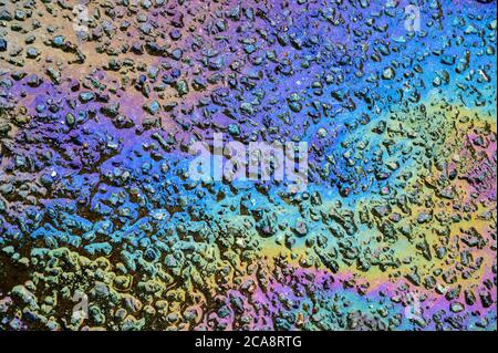 La benzina scorre sul marciapiede. Foto Stock