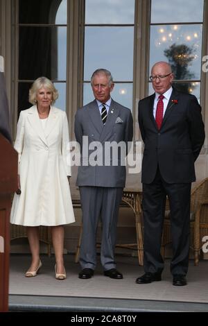 Camilla, Duchessa di Cornovaglia e Principe Carlo, raffigurato con sua Eccellenza Generale l’onorevole David Hurley AC DSC (Ret’d), Governatore del NSW. Foto Stock