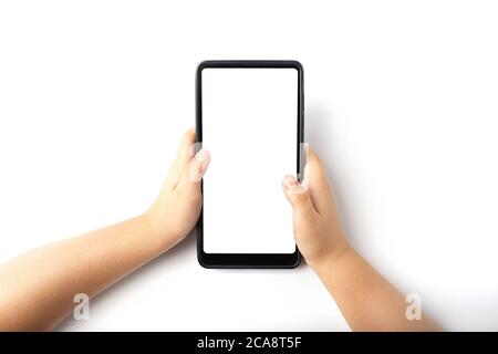 Il telefono è nelle mani del bambino. Primo piano tenendo la mano schermo bianco nero del telefono. Isolato su sfondo bianco telefono cellulare senza cornice design c Foto Stock
