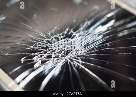 Smartphone con schermo rotto su sfondo scuro primo piano Foto Stock