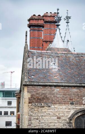 Targhetta di nome di Colston Street sulla Cappella dei tre Re di Colonia dopo la deposizione della statua di Edward Colston a Bristol giugno 2020 Foto Stock