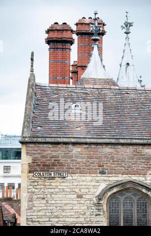 Targhetta di nome di Colston Street sulla Cappella dei tre Re di Colonia dopo la deposizione della statua di Edward Colston a Bristol giugno 2020 Foto Stock