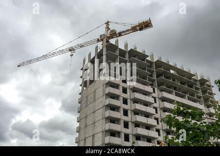 Nuovo edificio residenziale a più piani. Finestre e pareti in una casa in costruzione. Ingegneria civile moderna. Industria degli edifici. Costrutti urbani Foto Stock