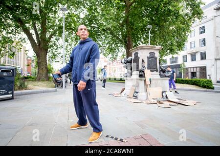 Una scena presso l'ex sito della statua di Edward Colston che è stato ribaltato nel porto di Bristol durante la dimostrazione Black Lives Matter giugno 2020 Foto Stock