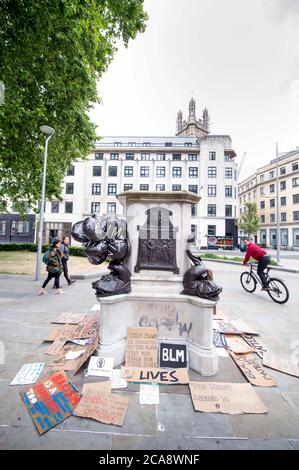 Una scena presso l'ex sito della statua di Edward Colston che è stato ribaltato nel porto di Bristol durante la dimostrazione Black Lives Matter giugno 2020 Foto Stock