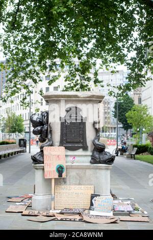 Una scena presso l'ex sito della statua di Edward Colston che è stato ribaltato nel porto di Bristol durante la dimostrazione Black Lives Matter giugno 2020 Foto Stock