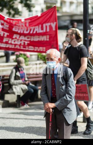 Un anziano protestore in una maschera facciale si prepara a marzo durante una dimostrazione di Black Lives Matter, Marble Arch, Londra, 2 agosto 2020 Foto Stock