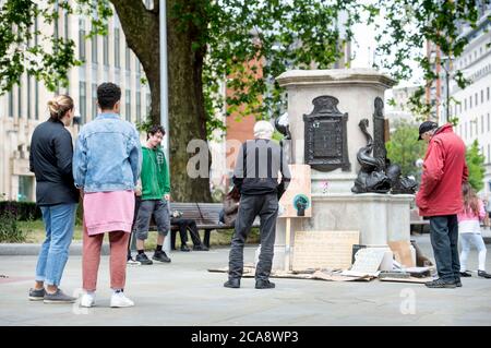 Una scena presso l'ex sito della statua di Edward Colston che è stato ribaltato nel porto di Bristol durante la dimostrazione Black Lives Matter giugno 2020 Foto Stock