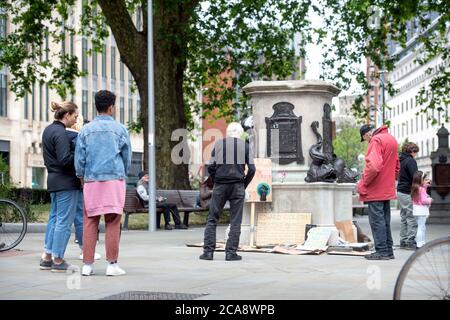 Una scena presso l'ex sito della statua di Edward Colston che è stato ribaltato nel porto di Bristol durante la dimostrazione Black Lives Matter giugno 2020 Foto Stock