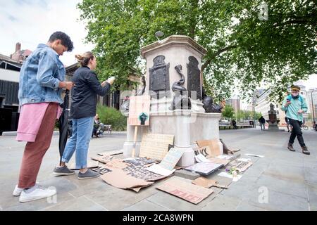 Una scena presso l'ex sito della statua di Edward Colston che è stato ribaltato nel porto di Bristol durante la dimostrazione Black Lives Matter giugno 2020 Foto Stock