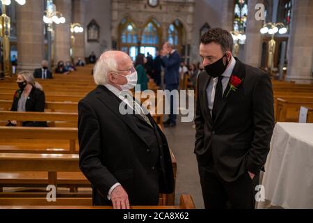 Il Presidente d'Irlanda Michael D. Higgins (sinistra) e il Partito socialdemocratico e laburista Colum Eastwood partecipano ai funerali di John Hume alla Cattedrale di St Eugene a Londonderry. Foto Stock