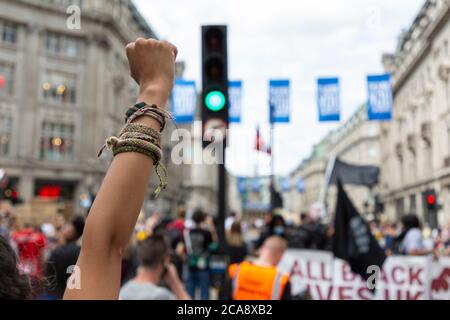 Primo piano di un manifestante clenched fist durante una dimostrazione Black Lives Matter, Oxford Circus, Londra, 2 agosto 2020 Foto Stock