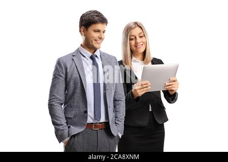 Giovane e donna professionista che guarda un tablet digitale isolato su sfondo bianco Foto Stock