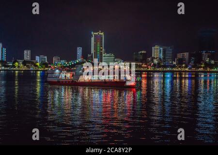 Notte sul lungomare di da Nang, albero illuminato con cuori. Ponte sul fiume Dragon River sul fiume Han, ponte Cau Rong Rong a da Nang, Vietnam Foto Stock
