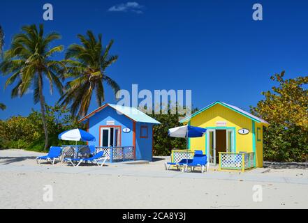 ELEUTHERA, BAHAMAS - 21 MARZO 2017 : bungalow colorati sulla spiaggia dell'isola di Eleuthera. Foto Stock