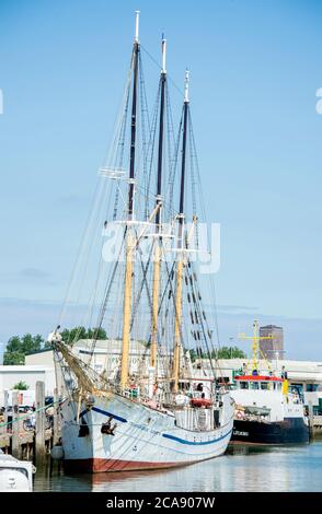 Norderney, Germania. 17 luglio 2020. La goletta a tre alberi 'Grand Duchessa Elisabeth' è ormeggiata nel porto dell'isola su un muro di banchina. La storica nave a vela è gestita dall'associazione scolastica 'Großherzogin Elisabeth e.V.'. L'associazione ha lo scopo di promuovere la formazione della prossima generazione di marittimi. Credit: Hauke-Christian Dittrich/dpa/Alamy Live News Foto Stock