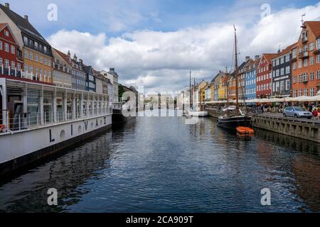 Copenaghen, Danimarca - 2 agosto 2020: Nyhavn o New Harbour a Copenhagen. Un tempo un quartiere ruvido per i marinai, ma ora sono trasformati in una zona elegante con bar e ristoranti per i turisti Foto Stock