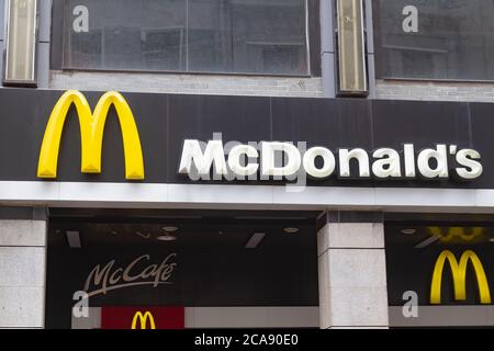 Guangzhou Cina - 6 agosto 2012. Cartello del ristorante McDonald's. McDonald's è la più grande catena di fast food al mondo di hamburger. Foto Stock