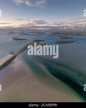 Drone aereo immagine di Clew Bay, Mayo, Irlanda Foto Stock