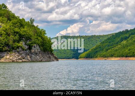 Uvac fiume canyon meandri. Riserva naturale speciale, meta turistica popolare nella Serbia sudoccidentale. Foto Stock