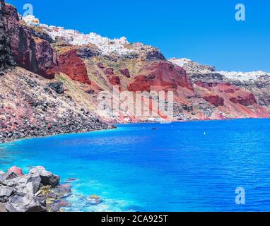 Oia villaggio arroccato sul bordo della caldera di Santorini, Oia, Santorini, Cicladi, Isole greche, Grecia, Europa Foto Stock