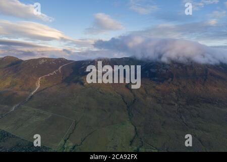 Immagine panoramica del drone aereo di Croagh Patrick, Contea di Mayo, Irlanda Foto Stock