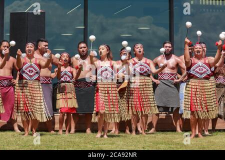 Neozelandese Maori donne e ragazze di un gruppo kapa haka (danza tradizionale) che eseguono una danza poi. Tauranga, Nuova Zelanda, 6 febbraio 2019 Foto Stock