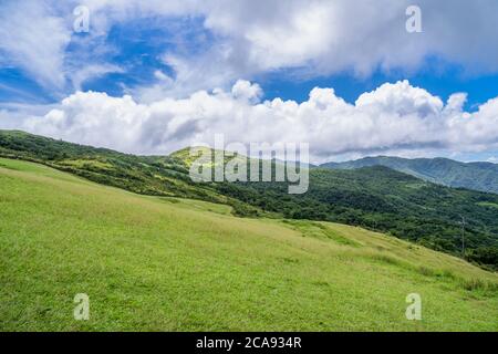 Bella prateria, prateria nella valle di Taoyuan, Caoling Mountain Trail passa sopra la vetta del Monte Wankengtou a Taiwan. Foto Stock