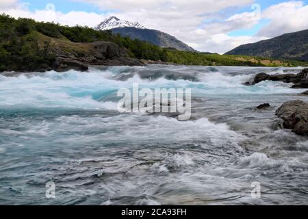 Confluenza blu fiume Baker e grigio fiume Neff, pan-americano tra Cochrane e Puerto Guadal, regione di Aysen, Patagonia, Cile, Sud America Foto Stock