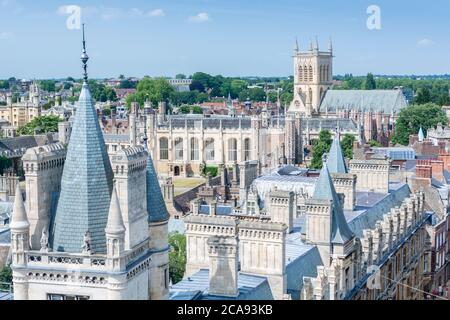 Vista ad alto angolo dello skyline della città di Cambridge che mostra gli edifici universitari di Caius, Trinity e St John's College, Cambridge Foto Stock