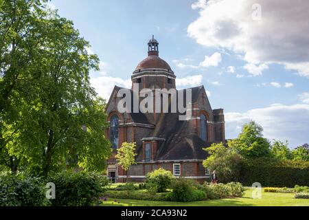 La Chiesa libera di Edwin Lutyens costruita in stile Arte e Artigianato, Hampstead Garden sobborgo, Finchley e Golders Green, Londra, Inghilterra Foto Stock