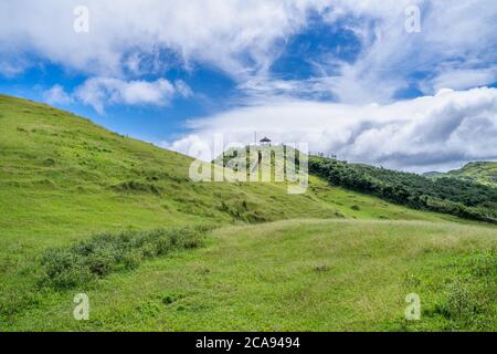 Bella prateria, prateria nella valle di Taoyuan, Caoling Mountain Trail passa sopra la vetta del Monte Wankengtou a Taiwan. Foto Stock