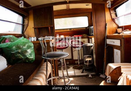 Interno della vecchia cabina dell'imbarcazione Foto Stock