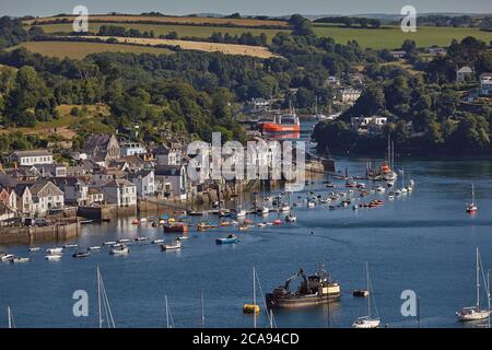 Una vista di Fowey accanto all'estuario del fiume Fowey, visto, Polruan, sulla riva opposta, sulla costa meridionale della Cornovaglia, Inghilterra Foto Stock