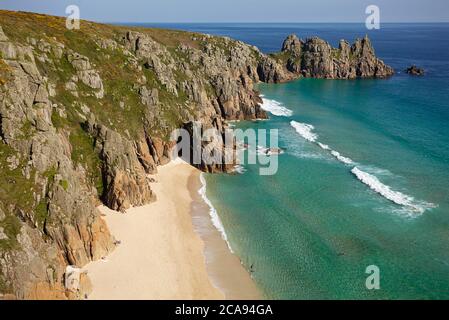 Vista iconica, scogliere di Treen, attraverso le sabbie di Pedn Vaunder fino al promontorio di Logan Rock, vicino a Penzance, Cornovaglia, Inghilterra, Regno Unito, Europa Foto Stock