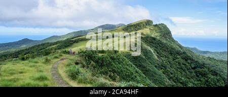 Bella prateria, prateria nella valle di Taoyuan, Caoling Mountain Trail passa sopra la vetta del Monte Wankengtou a Taiwan. Foto Stock