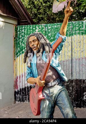 Statua di Bob Marley a Culture Yard, Trench Town, Kingston, Saint Andrew Parish, Giamaica, Indie Occidentali, Caraibi, America Centrale Foto Stock