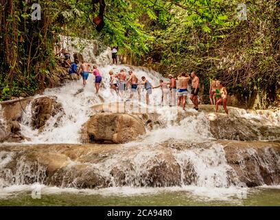 Persone che arrampicano Dunn's River Falls, Ocho Rios, Saint Ann Parish, Giamaica, Indie Occidentali, Caraibi, America Centrale Foto Stock