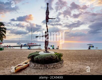 Statue Balance di Basil Watson al tramonto, Doctor's Cave Beach, Montego Bay, Saint James Parish, Giamaica, Indie Occidentali, Caraibi, America Centrale Foto Stock