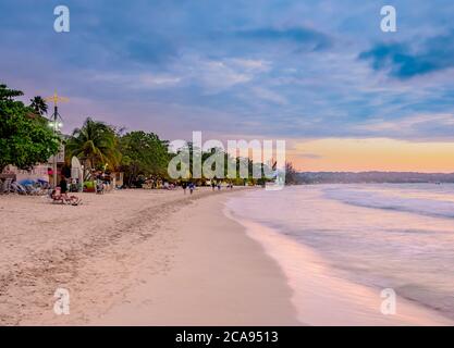 Seven Mile Beach, Long Bay, Negril, Westmoreland Parish, Giamaica, Indie Occidentali, Caraibi, America Centrale Foto Stock