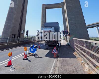 Iwade, Kent, Regno Unito. 5 agosto 2020. [FILE PIC DA APRILE 20 che mostra generatore temporaneo] il ponte di sollevamento Kingsferry che collega l'isola di Sheppey con la terraferma Kent, trasportando traffico stradale e ferroviario per l'isola è ora pienamente operativo di nuovo. L'alimentazione di rete è stata interrotta nel novembre 2019, una parte richiesta non era più disponibile, richiedendo l'installazione di un generatore in loco per gli ascensori. [FILE PIC DELL'APRILE 20 CHE MOSTRA il generatore temporaneo utilizzato per gli ascensori] Credit: James Bell/Alamy Live News Foto Stock