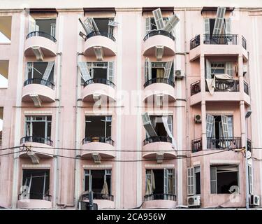 Achrafieh/Beirut, Libano, 5 agosto 2020. Edificio con porte e finestre frantumate da una massiccia esplosione il 4 agosto nel quartiere di Mar Mikhael. Credit: Joseph Khoury/Alamy Live News Foto Stock