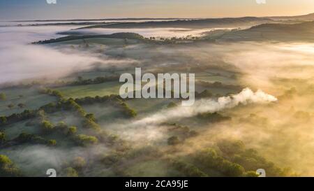 La nebbia avvolse la campagna all'alba in primavera, Coryton, Devon, Inghilterra, Regno Unito, Europa Foto Stock