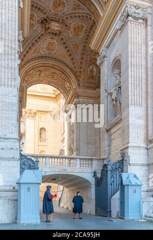 Piazza San Pietro, Basilica di San Pietro, membro della Pontificia Guardia Svizzera, Vaticano, Roma, Lazio, Italia, Europa Foto Stock