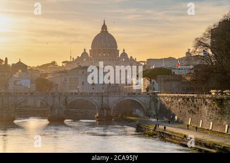 Fiume Tevere, Basilica di San Pietro, Sito Patrimonio dell'Umanità dell'UNESCO, Roma, Lazio, Italia, Europa Foto Stock