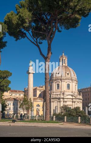 Chiesa del Santo Nome di Maria al Foro Traiano e colonna di Traiano, Patrimonio Mondiale dell'UNESCO, Roma, Lazio, Italia, Europa Foto Stock