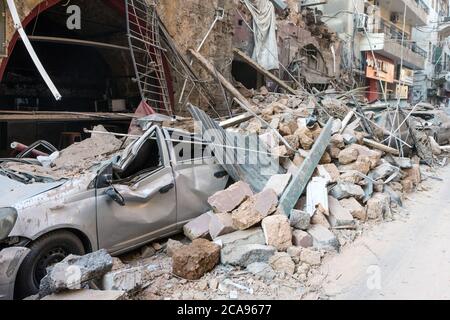 Achrafieh/Beirut, Libano, 5 agosto 2020. Edificio collassato dopo una massiccia esplosione scosse Beirut il 4 agosto nel quartiere di Mar Mikhael. Credit: Joseph Khoury/Alamy Live News Foto Stock