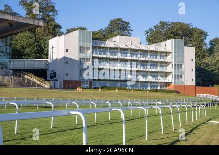 tribune al sandown park race course vicino a esher surrey Foto Stock