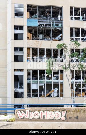 Achrafieh/Beirut, Libano, 5 agosto 2020. Uffici con finestre frantumate dopo una massiccia esplosione scosse Beirut il 4 agosto, quartiere di Mar Mikhael. Credit: Joseph Khoury/Alamy Live News Foto Stock