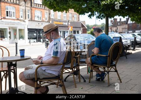 Oxted, UK, 5 AGOSTO 2020, gli uomini che si rilassano all'esterno di una caffetteria a Oxted godendo il caldo all'inizio dell'onda di calore che è previsto per i prossimi giorni.la temperatura oggi è 23C.Credit: Keith Larby/Alamy Live News Foto Stock